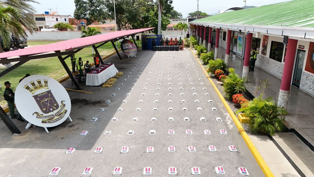 leonardojqh's tweet photo. Incautación de Drogas por #FANB #GNB en el edo. Carabobo entre el sector “Pequiven” y “Boca de Aroa” se trata de 8 sacos con 25 panelas cada uno, para un total de Doscientos (200) envoltorios de Cocaína con peso de Doscientos Cincuenta y Siete Kilos con veinte Gramos (257,20 Kg). https://t.co/qsRdF1Wrc9