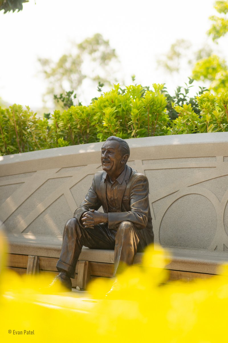Ah final Epcot shot. The man himself. Had the opportunity to snap pics of Walt looking over his baby when photopass was slow. He looks so happy🥲🥲I love the warmth of this picture