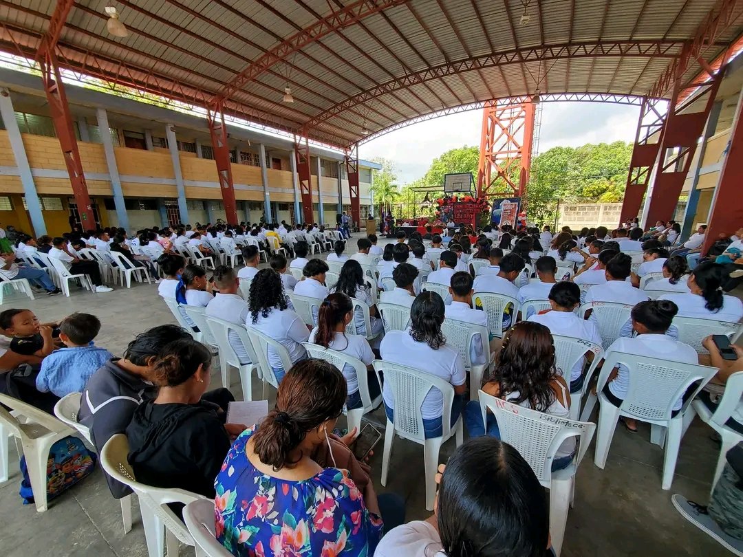 Ofrenda 💐 al Gral. de hombres y mujeres libres, Augusto C. Sandino en sus 129 Aniversario de Natalicio con estudiantes del 𝘾𝙤𝙡𝙚𝙜𝙞𝙤 𝘼𝙪𝙜𝙪𝙨𝙩𝙤 𝘾. Sandino, municipio de Ciudad Sandino

#UnidosEnVictorias
#SANDINOPADREYGUÍA

<a href="/CarmenNica_/">Carmen Hernández ❤🖤</a> <a href="/LizPortilloR/">Liz Portillo_🇳🇮</a>