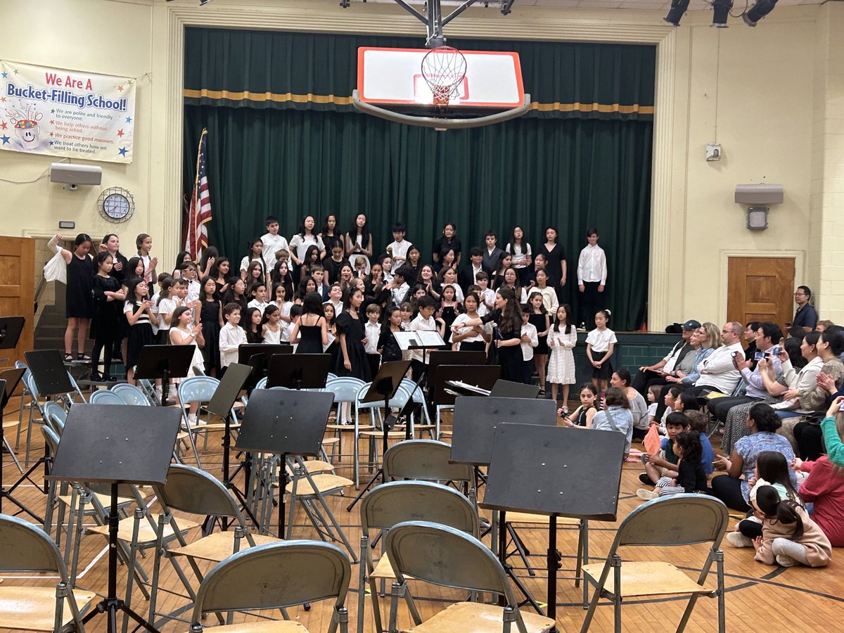 PrincipalLander's tweet photo. Amazing concerts and field day!! Thank you to Mr. Carolan and Mrs. Kemp for filling our school with music and thank you Mr. Gansel for a fun field Day!!  Thank you to all of our families for your support!! https://t.co/yu0hxTpnEG