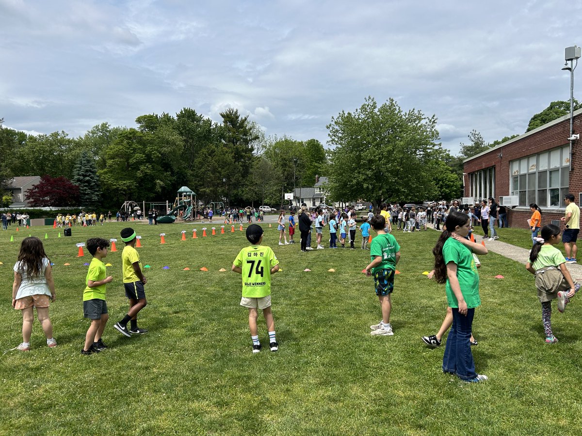 PrincipalLander's tweet photo. Amazing concerts and field day!! Thank you to Mr. Carolan and Mrs. Kemp for filling our school with music and thank you Mr. Gansel for a fun field Day!!  Thank you to all of our families for your support!! https://t.co/yu0hxTpnEG