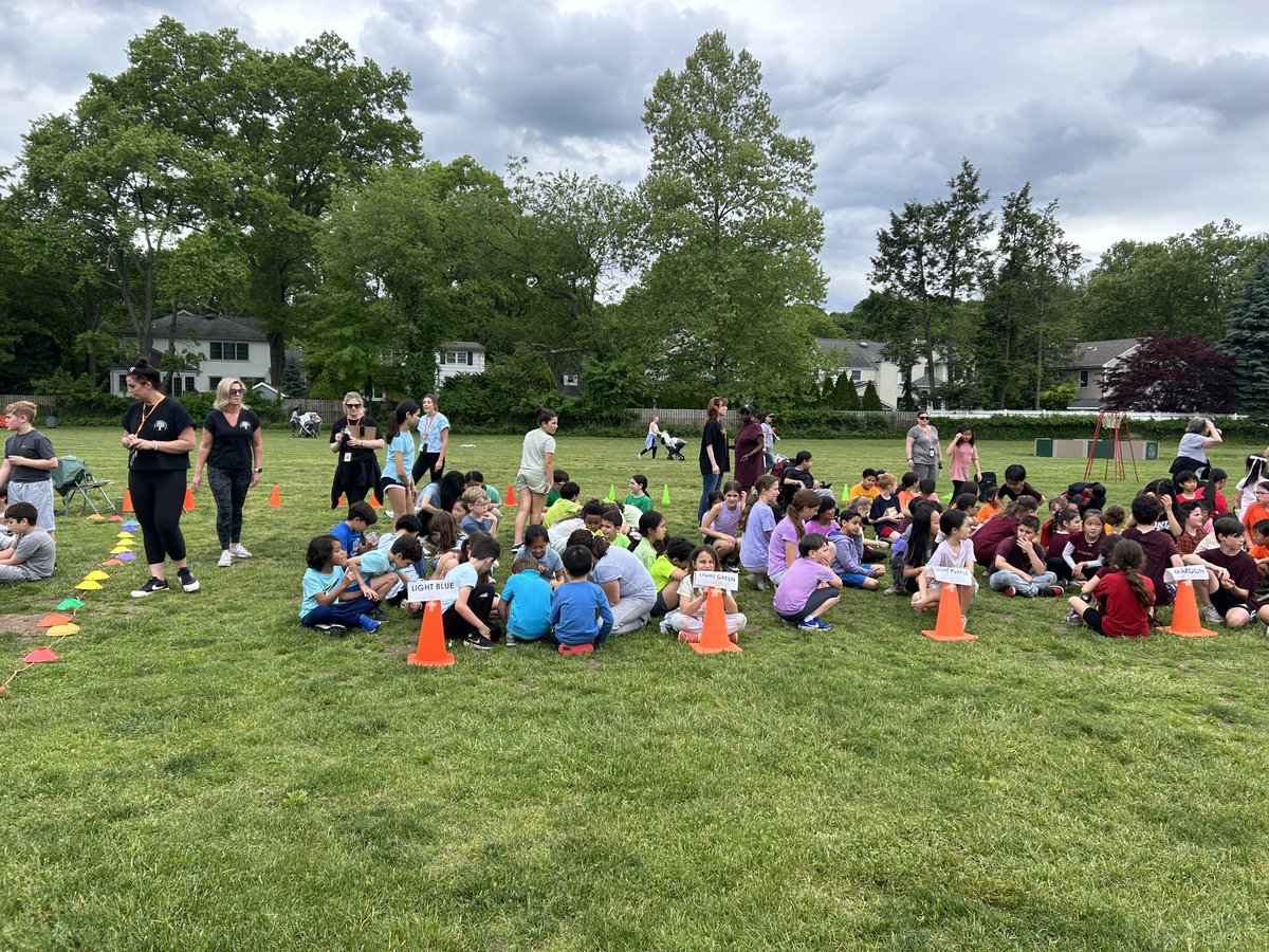 PrincipalLander's tweet photo. Amazing concerts and field day!! Thank you to Mr. Carolan and Mrs. Kemp for filling our school with music and thank you Mr. Gansel for a fun field Day!!  Thank you to all of our families for your support!! https://t.co/yu0hxTpnEG