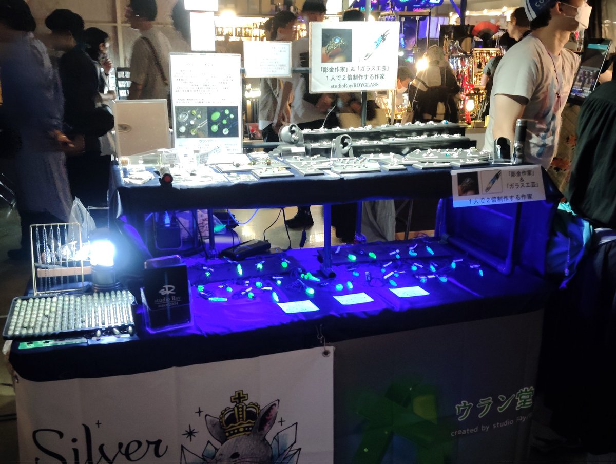 ROYGLASS999's tweet photo. デザインフェスタ壱日目終了☆
お越し＆ご購入頂いた皆様ありがとうございましたm(_ _)m
今回は初の暗いエリアで新しい什器！
なかなか上手くいったんじゃないかと思います♪
本日もよろしくお願いします☆

#デザフェス 
西館4階
studio Roy
J-24(暗いエリア) https://t.co/cxT4KMTZvI