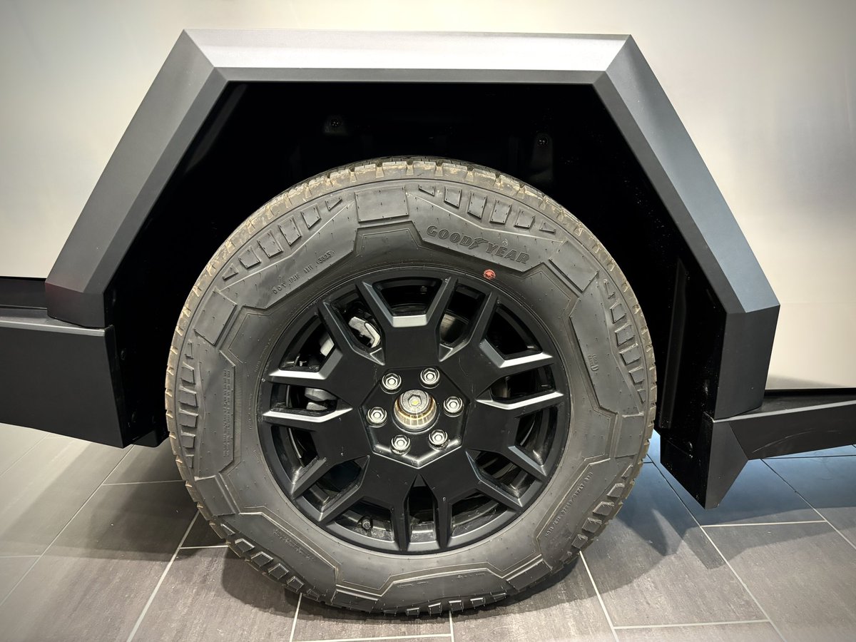 Y__Tesla's tweet image. 📐@Cybertruck on display at @Tesla Center in Solihull,  🇬🇧. This truck is freaking cool 🔥impressive. 
#tesla #cybertruck #tesladesign