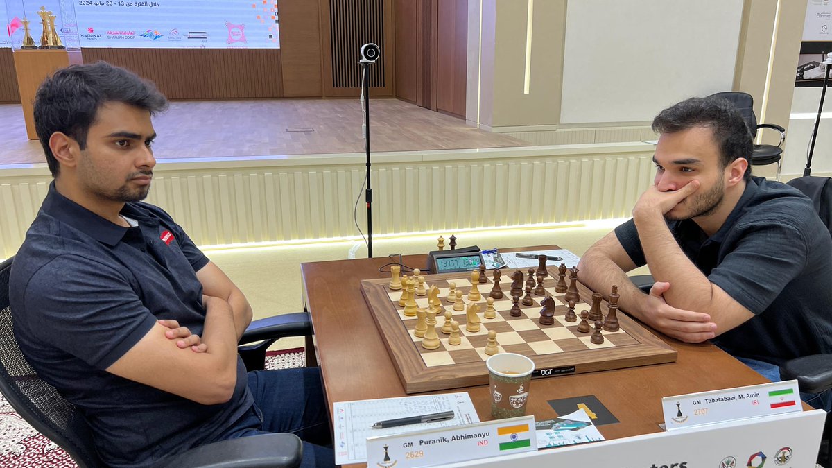 Aravindh Chithambaram has taken the sole lead in the Sharjah Masters 2024! In the 5th round, Aravindh took down Salem Saleh. He's on 4.5/5 points right now! Amin Tabatabei defeated Abhimanyu Puranik with the Black pieces - he's on 4/5 points now. Photos: Aditya Sur Roy