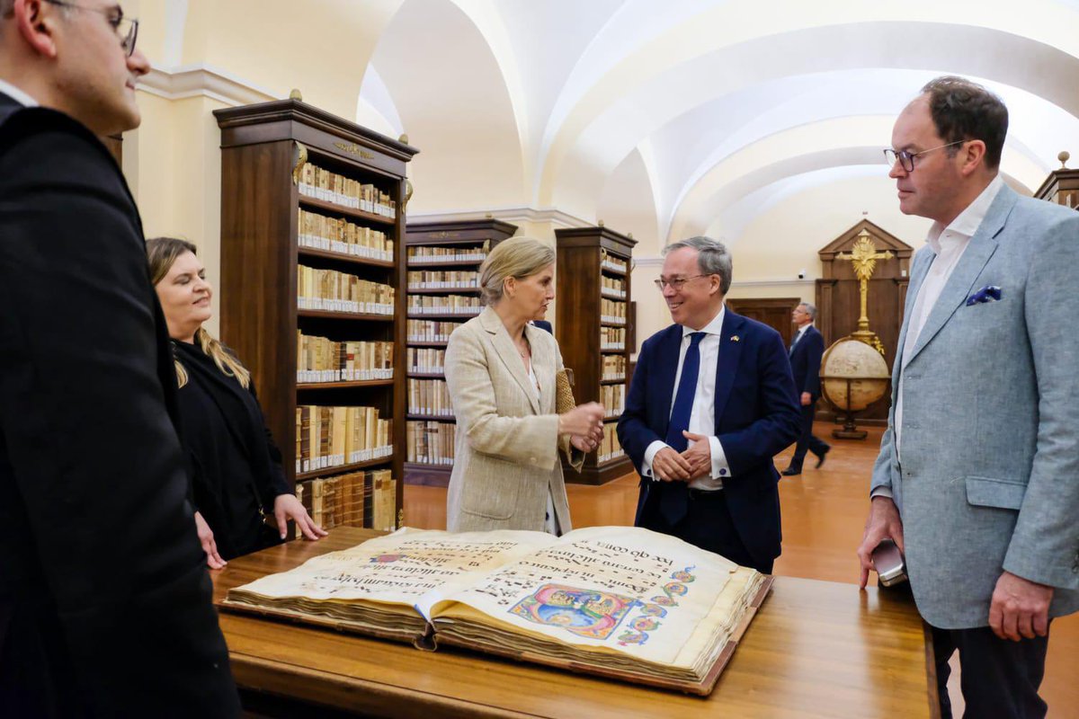 80 years since the Battle of Monte Cassino ended, a moving and memorable visit today to the Abbey at Monte Cassino, accompanying HRH the Duchess of Edinburgh. Together with @ArmyCGS we toured the Abbey and spoke to the Abbott before the Polish ceremony to mark the anniversary