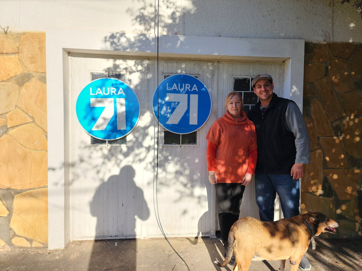 VArlegui's tweet photo. 🏳 Esta tarde colocamos carteles de la @lista71 y @lauraraffo en casas de familia.

📍Pajas Blancas
📍Malvín

¡Gracias Mónica, Lilián y Tota por sumarse a #Casa71! https://t.co/OipWbXF7VQ