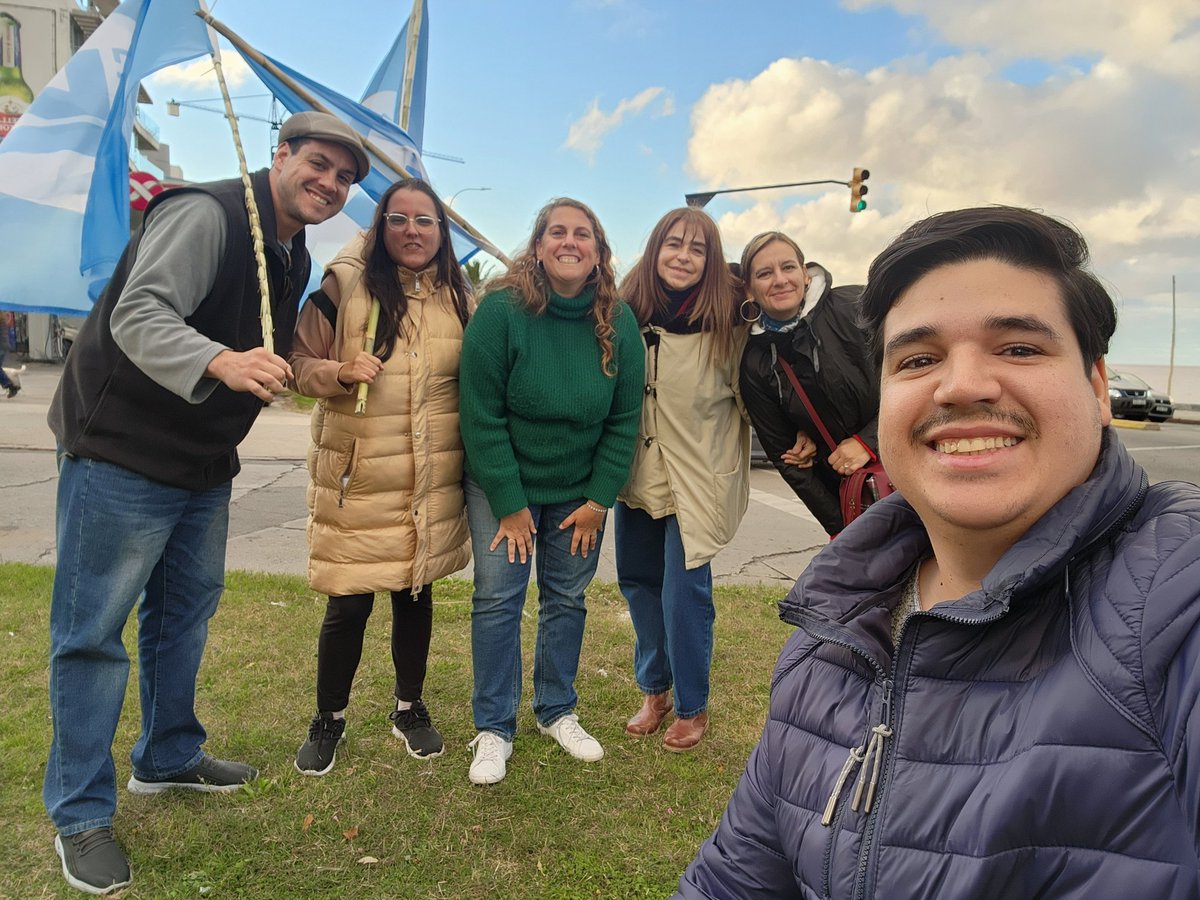 VArlegui's tweet photo. 🏳 Esta tarde colocamos carteles de la @lista71 y @lauraraffo en casas de familia.

📍Pajas Blancas
📍Malvín

¡Gracias Mónica, Lilián y Tota por sumarse a #Casa71! https://t.co/OipWbXF7VQ