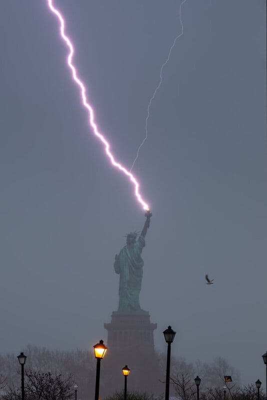 #Photographer captures #StatueOfLiberty getting zapped by #lightning zorz.it/Me0l | #MattGrowcoot #NewYork #DanMartland  #LightningBolt #storm #weather #NYC