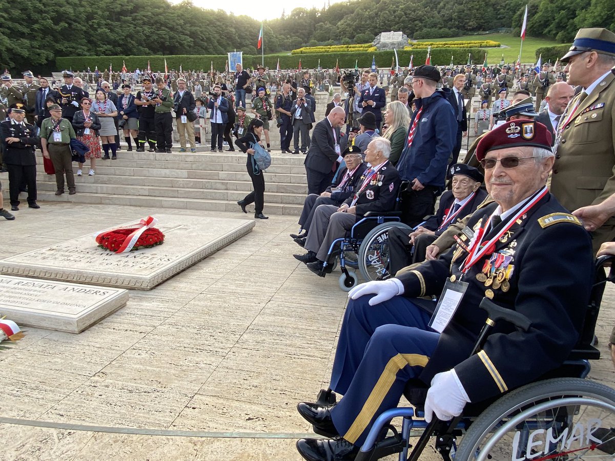 🇮🇹#MonteCassino 🇵🇱Na Polskim Cmentarzu Wojennym weterani 2. Korpusu Polskiego gen. Andersa upamiętnili poległych w maju 1944 roku kolegów 🇮🇹Al Cimitero militare polacco i veterani del 2 Corpo di Armata🇵🇱 del gen. Anders hanno commemorato i loro compagni caduti nel maggio 1944