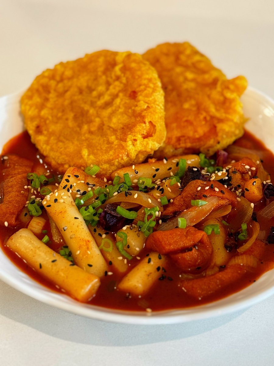A perfect day for some Saucy Tteokbokki with deep-fried sweet potatoes ❤️‍🔥❤️‍🔥❤️‍🔥 all #vegan #veganfood #koreanfood #streetfood #비건떡볶이