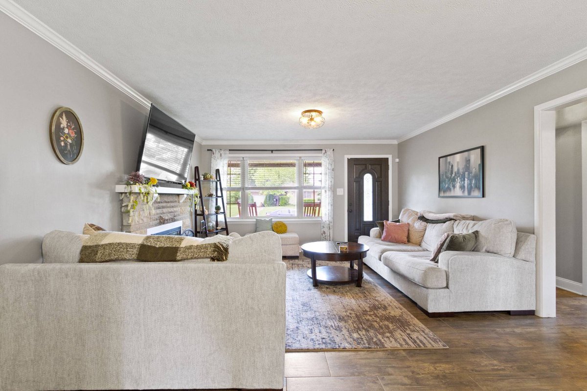 MikeSellsIndy's tweet image. New Listing Alert!  Looking for a fabulous home that is loaded with quality, tasteful updates &amp;amp; beautiful character? 😍🏡  Check out this gorgeous home we've listed for sale in the Community Heights neighborhood. 1107 N Lesley Ave.
Details: indybetterhomes.com/d8ra1rdn