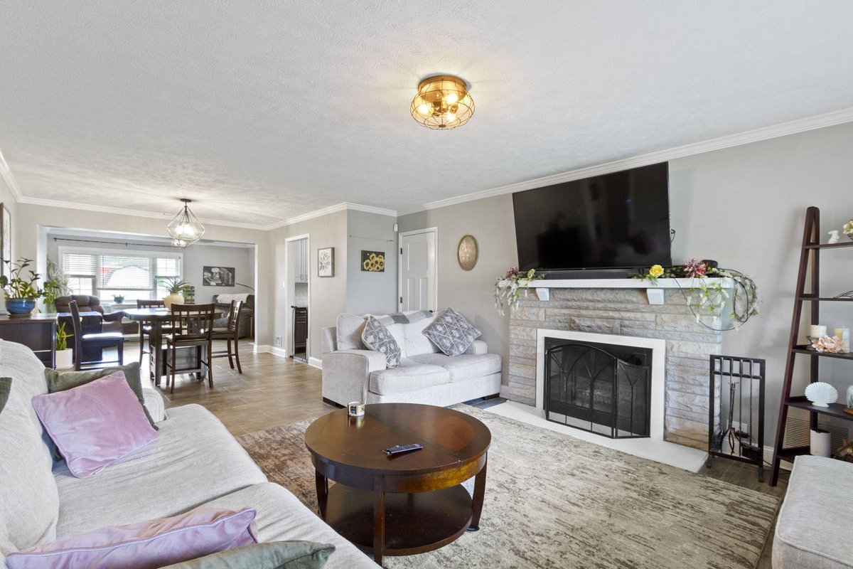 MikeSellsIndy's tweet image. New Listing Alert!  Looking for a fabulous home that is loaded with quality, tasteful updates &amp;amp; beautiful character? 😍🏡  Check out this gorgeous home we've listed for sale in the Community Heights neighborhood. 1107 N Lesley Ave.
Details: indybetterhomes.com/d8ra1rdn