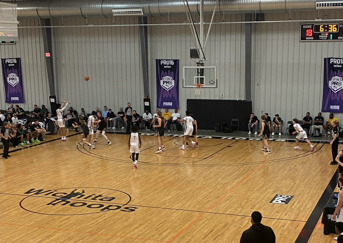 Coaches packed in the building. Flight 17U Black with another dub to go 3-0. Gotta play where the coaches can see you and perform. Live weekend is wild.
