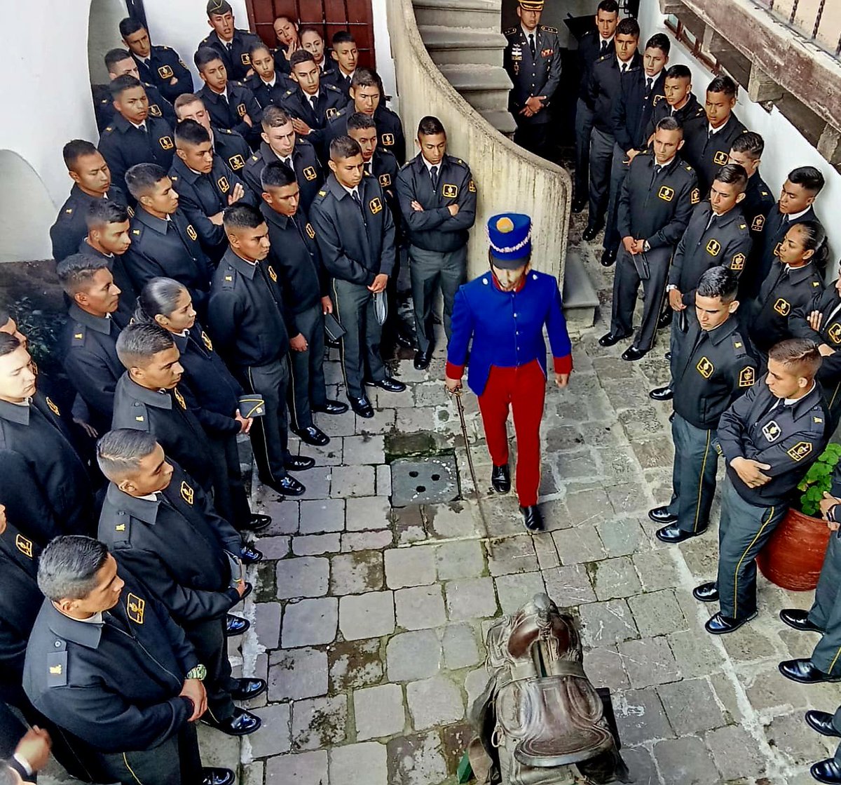 MuseosDefensaEC's tweet photo. 🏛 ¡Celebramos el #DIM2024 junto a la @esmilecuador!👏

Los cadetes de segundo curso militar 🫡 visitaron la #CasaDeSucre y viajaron al siglo XIX ⏳️ junto a Felicia y el Coronel, guardianes de la memoria del Mariscal Sucre y Mariana Carcelén. 👧💂

¡Gracias por visitarnos! 🫶 https://t.co/36JDJWsQzD