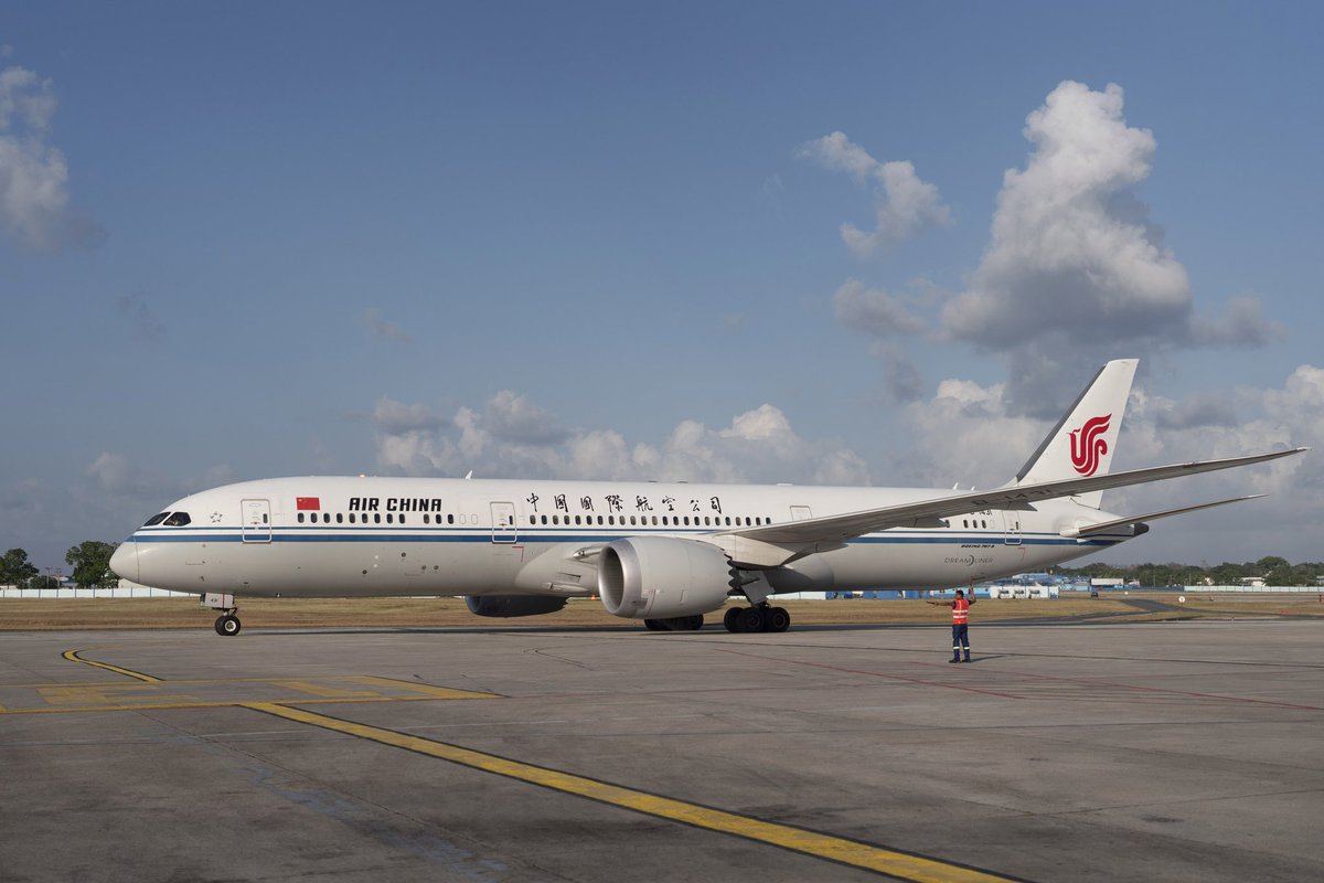 🇨🇳✈️🇨🇺 La aerolínea Air China retomó este viernes los vuelos entre Pekín y La Habana, cancelados desde el inicio de la pandemia. Los vuelos tendrán dos frecuencias semanales y harán escala en Madrid. Esta nueva ruta aérea es otra apuesta más de #Cuba para potenciar el turismo
