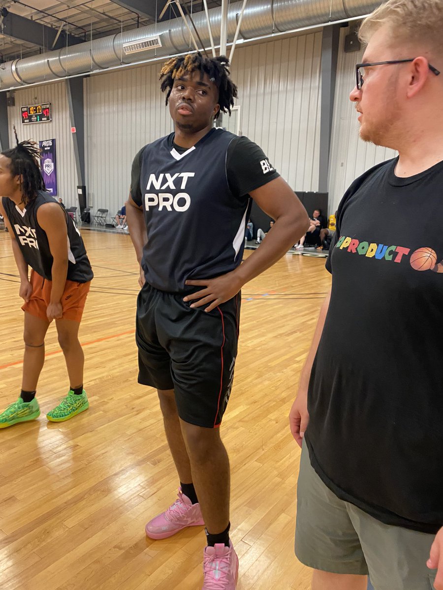 6’8 Kevin Kogbara of Bishop St is incredible. Handles it. Elite footwork. Shoots it. Bully in the post. 😳

Ignore the numbers. Kid is a no brainer D1 player.