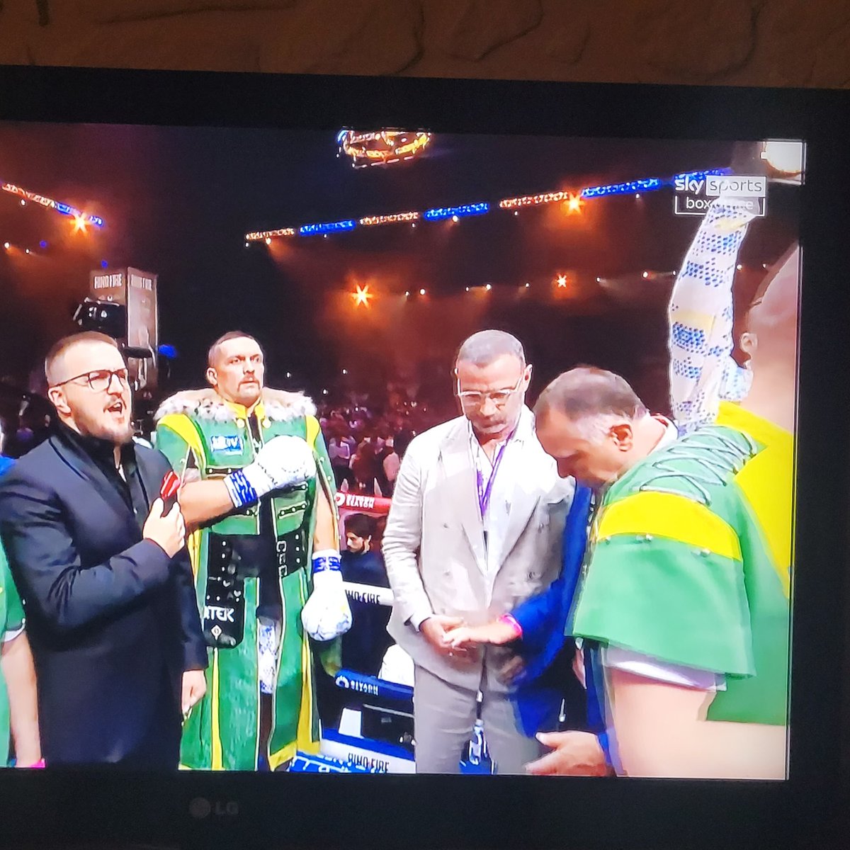 JaySanchezCos's tweet photo. Usyk n Ray (Liev Schreiber) Donovan es muy Ukranian top shit right there https://t.co/JjKlFgStjU