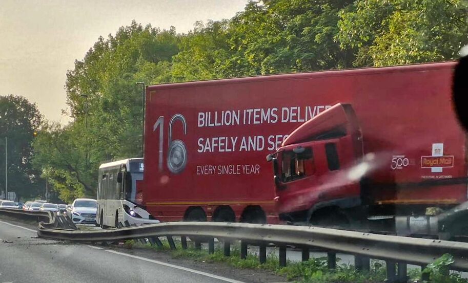 #Gatwick Airport Traffic Hit by Lorry JackKnife on #A23 Read More on Sussex.News ➡️ @truckerworld bit.ly/3QPp1OJ