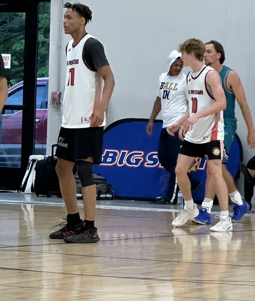 Luv the inside-out duo for EA Prep 17U 6’8 Kyhree McAlister & 6’3 Gray Madeira. Madeira is really good w the ball, terrific passer & great change of pace to his game while McAlister works well in Pick & Roll & is all over both backboards. #BIGSHOTS #CarolinaLive