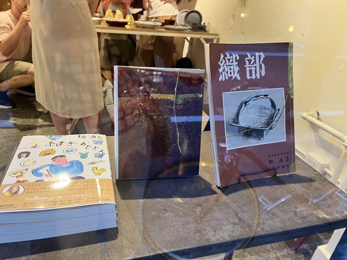 本日、森岡書店での展示、似顔絵&マンガ金継ぎ(コラージュ)会です。簡単に言うと、漫画の中に、似顔絵を描きます。13〜19時までやってます。お一人5分、ワンコイン(500円)です。
