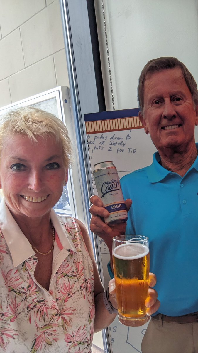 Having an awesome time in #gnvfl 😎 Anniversary dinner at Spurriers Gridiron Grille with  local #flbeer 1966 Lager by @fmbrewing made just for the Head Ball Coach! 😍 #whyilovegnv