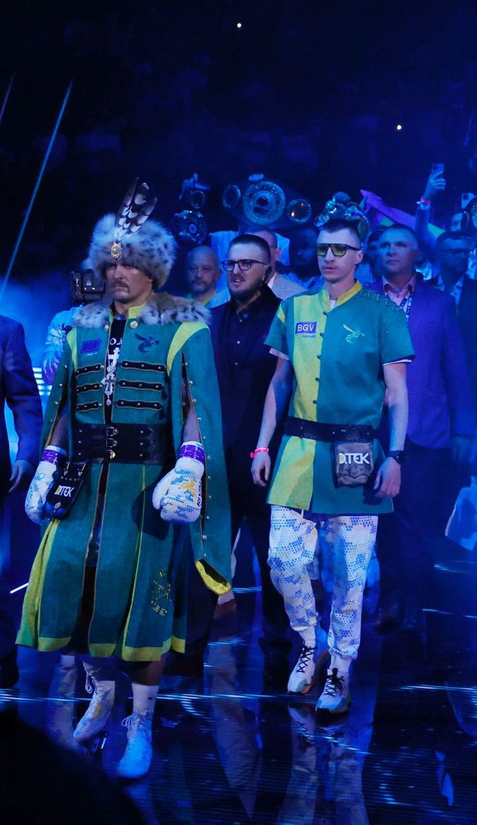 🥊#Usyk is in the ring dressed as a Cossack warrior. The heavyweight fight between Tyson #Fury and Oleksandr #Usyk has already begun. For the first time in 25 years, we will learn the name of the undisputed heavyweight boxing champion of the world.