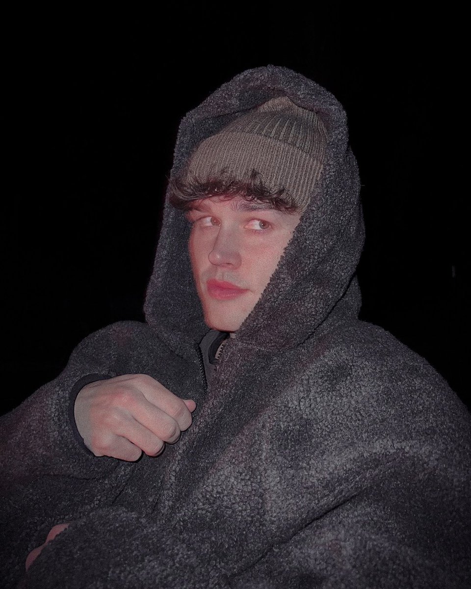 Gardenerscript's tweet image. ⎗☄‣ ﹏ 𝕄𝚊𝚢, 𝟷𝟾𝚝𝚑ㆍ❨ ⌗Athens, Greeceꜛ ❩
                ‣ Sketch 𖬺 Draft 𖦹 𝕃'ℝ𝕠𝕦𝕩.𝗱͟𝘄͟𝗴!  

𝕋𝕖𝕩𝕥 : “ May our love be the guide tonight, we should not worry, everything will be fine, everything will be fine. ”.