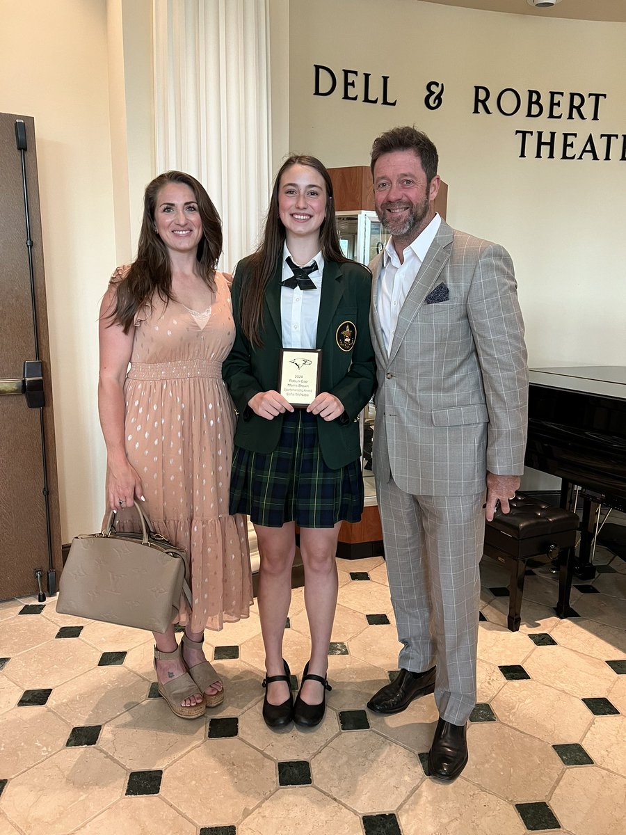 mcnabbMamaBecca's tweet image. Female Athlete of the Year 🎓 Super proud of my Sofia and excited for graduation tomorrow!