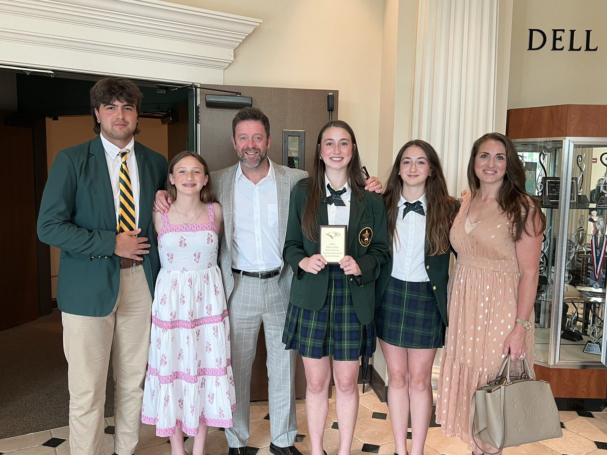 mcnabbMamaBecca's tweet image. Female Athlete of the Year 🎓 Super proud of my Sofia and excited for graduation tomorrow!