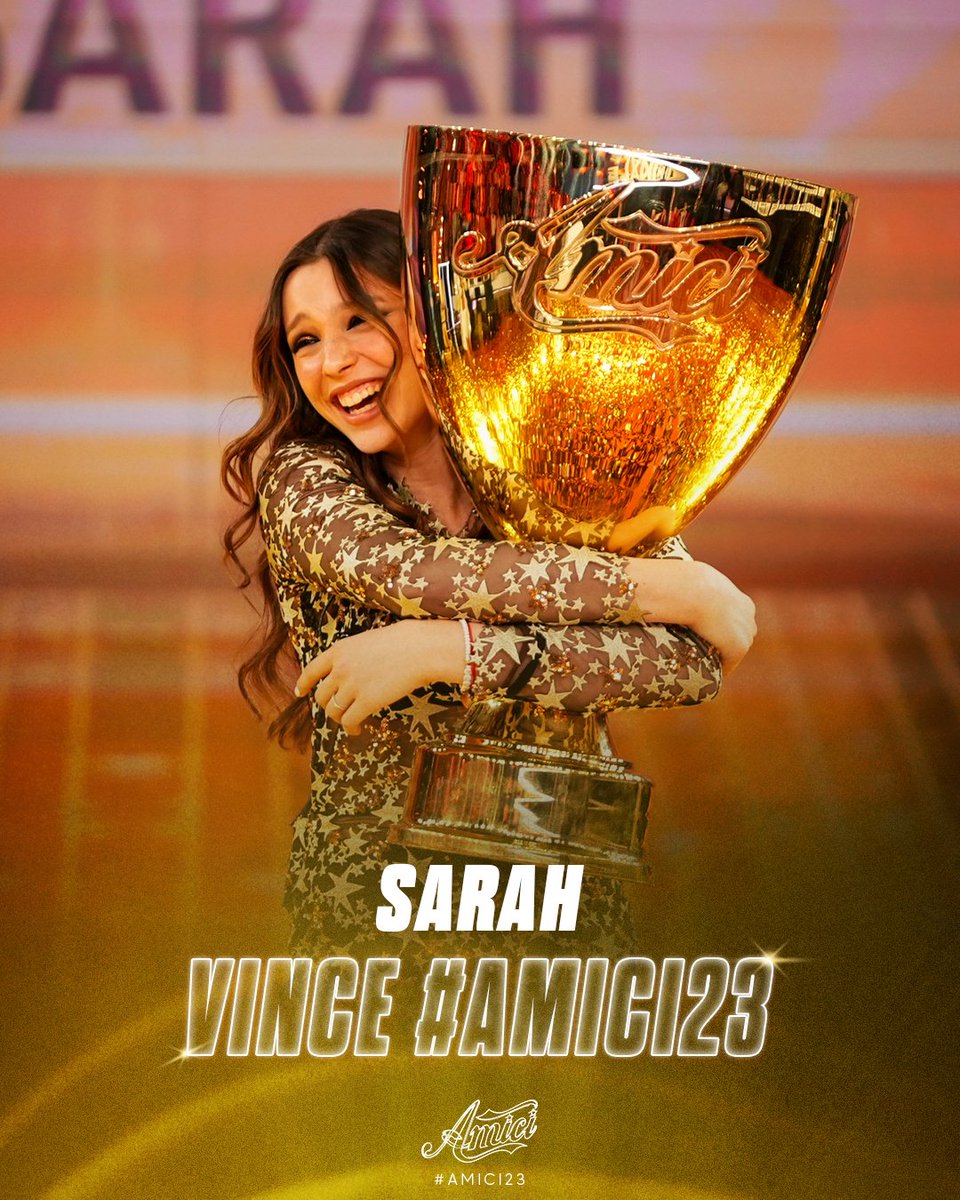A sollevare la coppa di #Amici23 è Sarah! 🏆✨🙌
