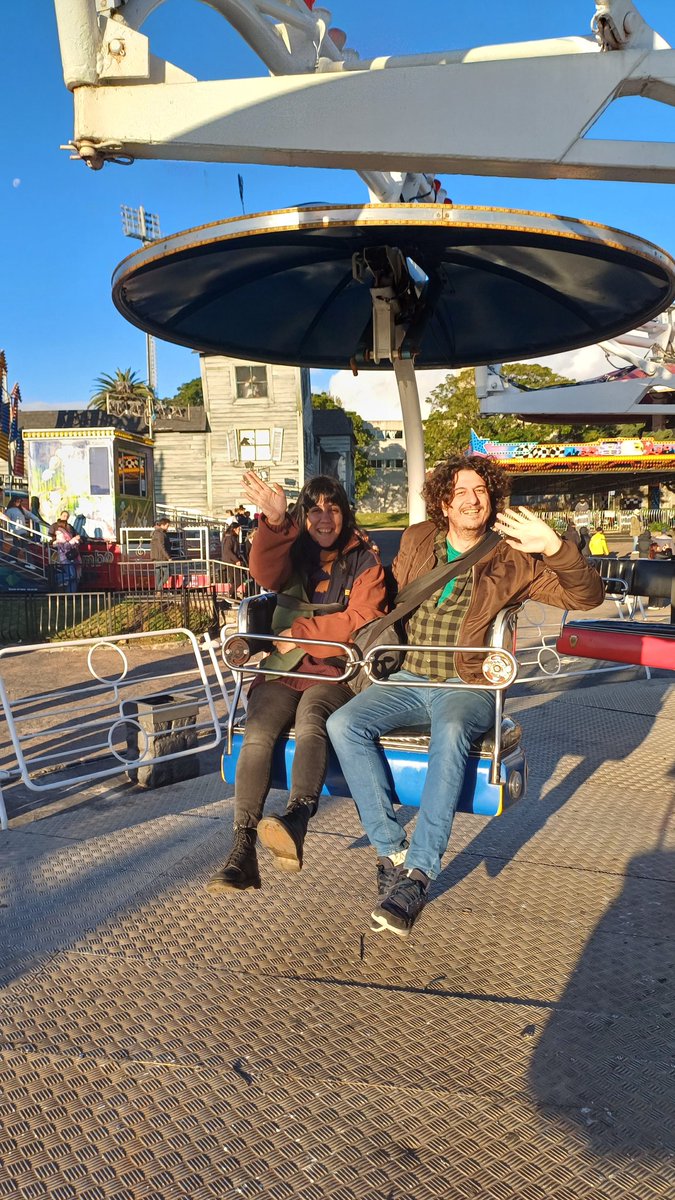 Micaela_Berguer's tweet photo. Resumen de un fin de semana perfecto en Uruguay: @pavement_band volvió a dar un show impresionante, conocí a @BNastanovich, nos dimos un abrazo y al final me regaló la lista, caminamos muchas cuadras con @nazabrega y @legallynegro, y nos mareamos en los juegos del Parque Rodó. https://t.co/FfKGPq1IpF