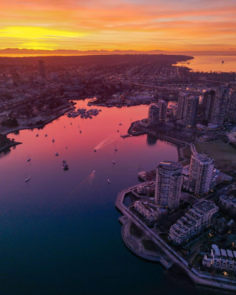 Embrace the serene twilight hour where mountains silhouette against a glowing sky and the Pacific whispers along the shore.

📸: veeka 

#ShangriLaVan #FindYourShangriLa #VancouverBC #VanCherryBlossomFest #ExploreVancouver #VancouverSpring #YVR