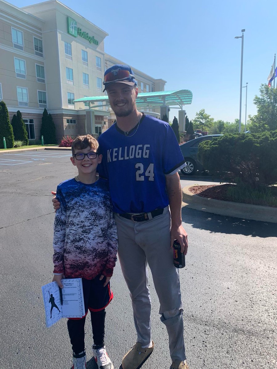 🔥🐻 What a day for the @baseballkellogg Bruins! Started their day signing autographs for a young baseball fan (now Bruin fan!) that happened to be staying at the same hotel… and finished off the afternoon earning a trip to Enid, OK and the @njcaa DII Baseball World Series!