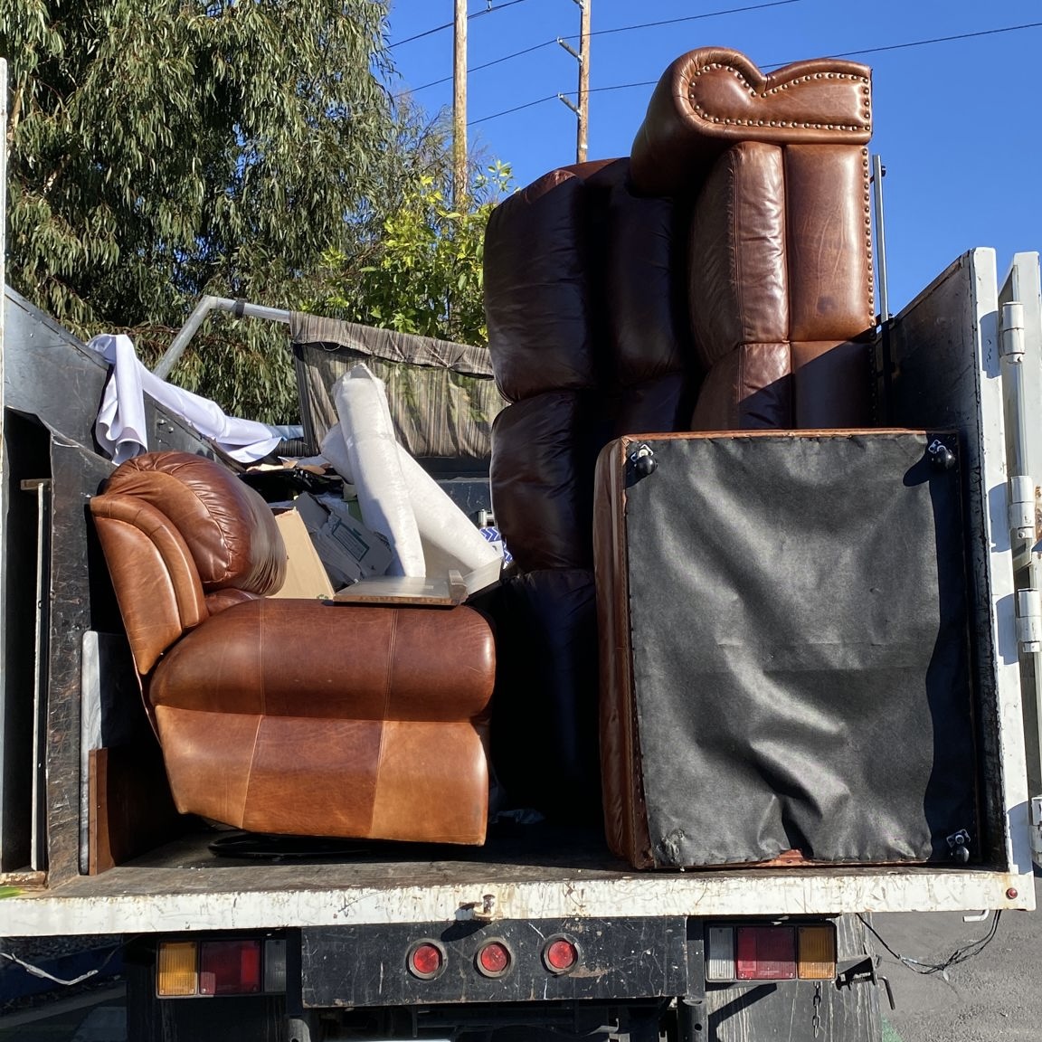 Haulbrosjunk's tweet image. Creating clean and clear pathways in your home with our junk removal services. 🚶‍♀️🏠 #ClearPathways #ClutterFreeHome