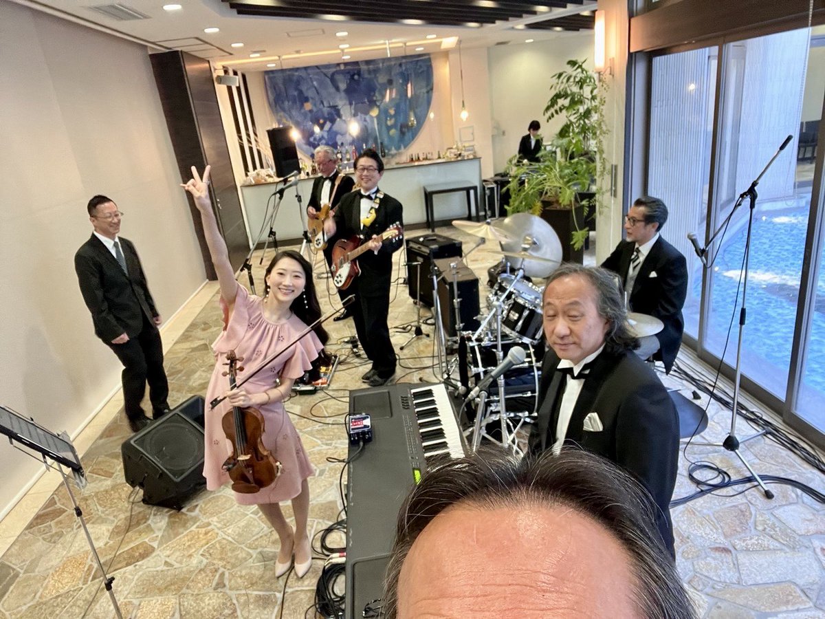 AMB_member's tweet photo. AMBメンバーの娘さんの結婚式、披露宴に全員揃って出席して、新郎に成り代わって新婦の父と共に『夏色のおもいで』を演奏しました。PAさんがご本家ツアーのローディさんで世間の狭さを実感。上田さんの動画メッセージでは結婚生活の素晴らしさをニコニコ語る上田さんのキュートなお姿に胸熱でした❤️ https://t.co/16RA1ljd2A