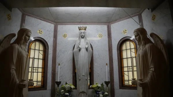 A decorative crown discovered in the basement of St. Hyacinth Parish in Detroit was considered a long-lost piece for their Immaculata statue. St. Hyacinth’s headpiece has been restored to her head after 40 years at the main altar at Immaculate Conception Church in Detroit.😊