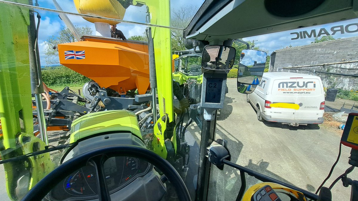 Michaelfagwrfra's tweet image. It's been a very busy couple of days, setting up and running the new (new to us) beast, tractor singing. I've never had every hydraulic spool plugged in before!  Wheat is all done. Maize next week. 
@MzuriDrills are a fantastic business to deal with. 
#striptill
🪱☘️🌿🌾🐄🤖🧀