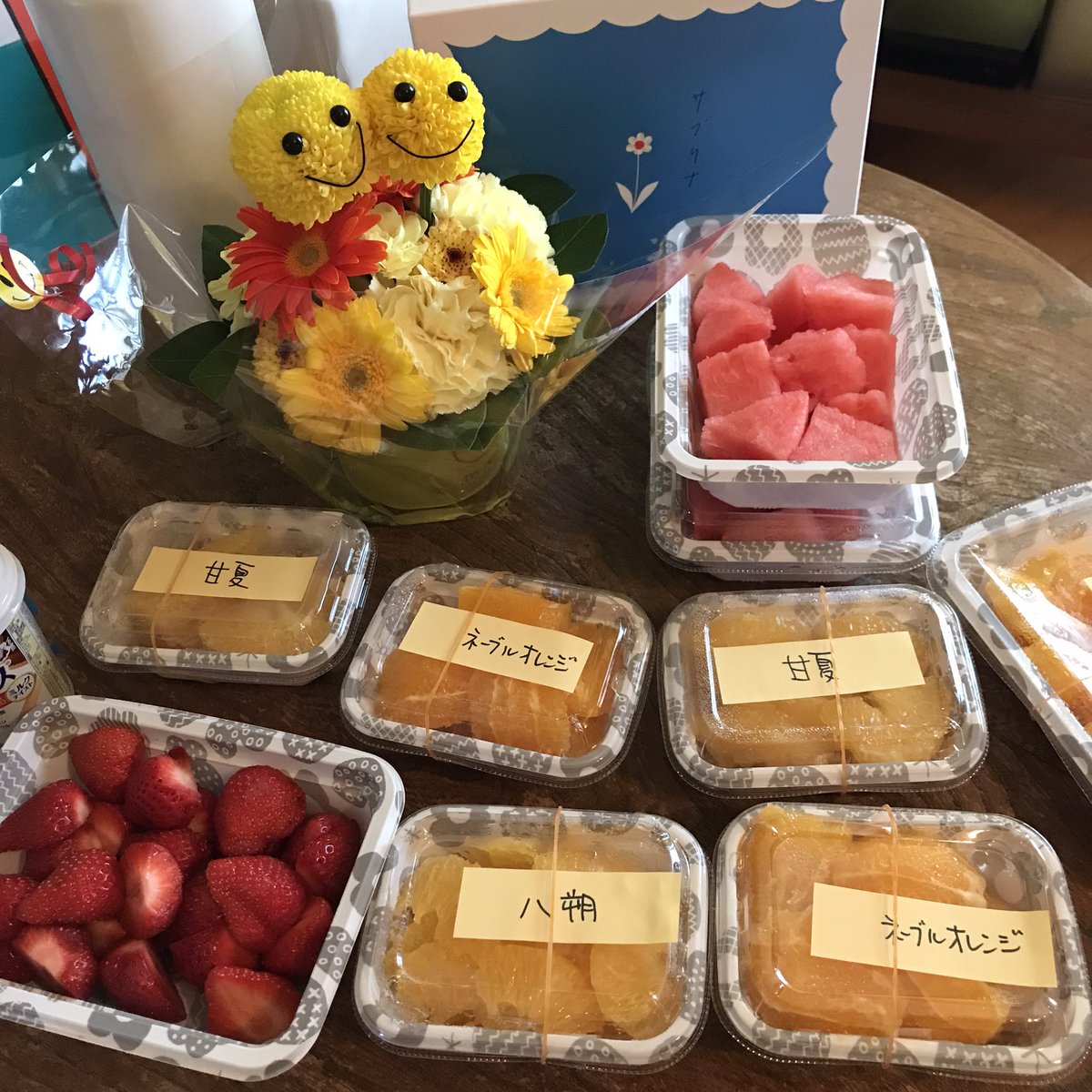 TSUKON2030's tweet photo. 昨日は、ながさまさんに頭をくしゃくしゃにして起こされ、花とフルーツの会を会を開き��した。スイカ🍉が好きだ〜 美味しいね〜 https://t.co/xWIJGt5AJu