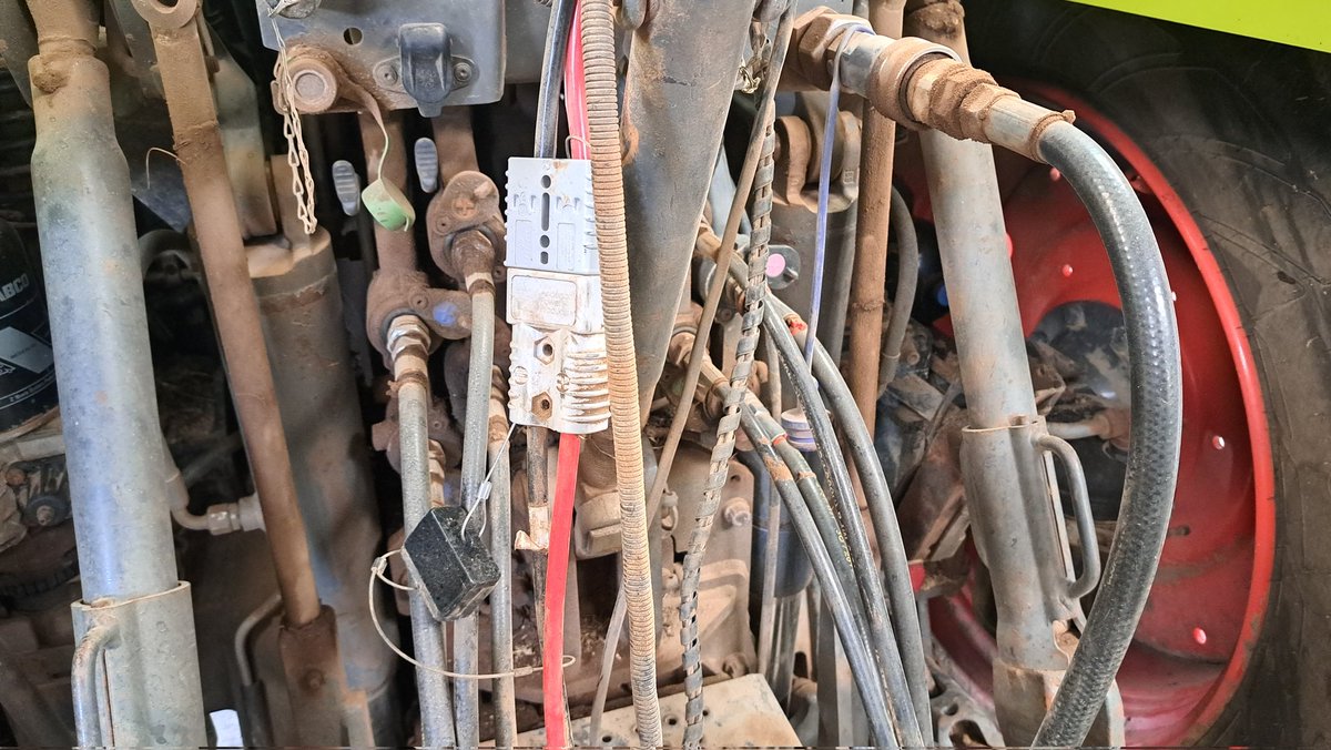 Michaelfagwrfra's tweet image. It's been a very busy couple of days, setting up and running the new (new to us) beast, tractor singing. I've never had every hydraulic spool plugged in before!  Wheat is all done. Maize next week. 
@MzuriDrills are a fantastic business to deal with. 
#striptill
🪱☘️🌿🌾🐄🤖🧀