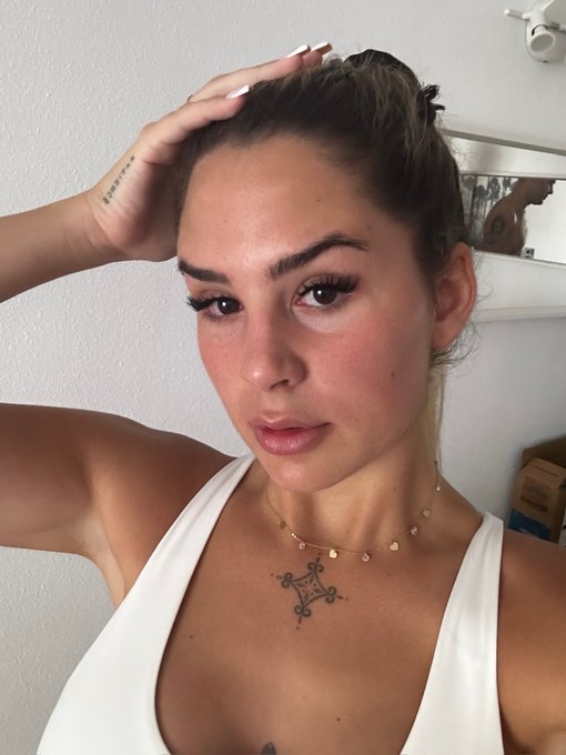 Mi &egrave; andata una 💦 nell&rsquo;occhio https://t.co/y7QJvkmljE