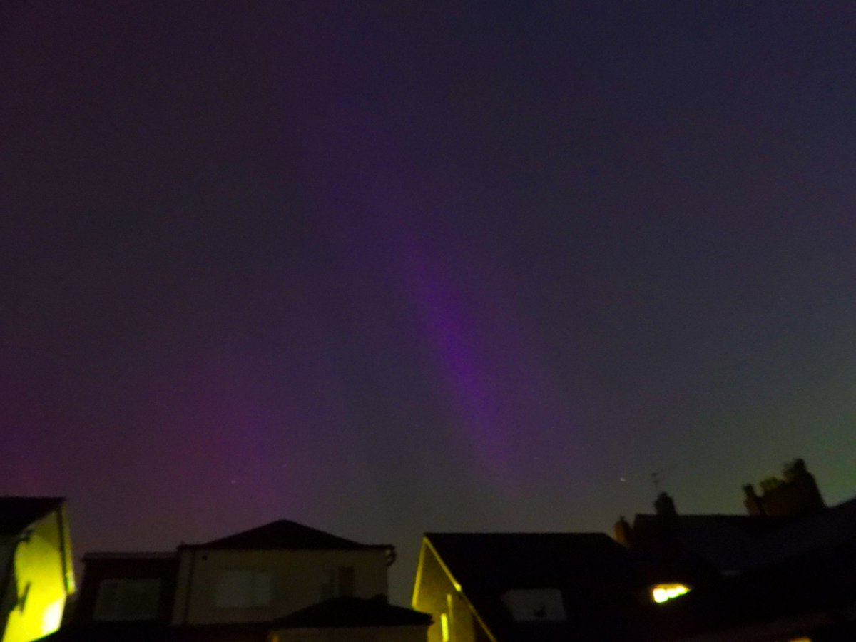 Here's another shot of Fridays Aurora Borelis with Pollux and Castor The Twins Gemini 🌌 on May 10th 2024 over Wolverhampton UK. @AlbertaAurora @cogie_s @SkyeAuroras @aurorawatchuk @ThePhotoHour @TheStormHour #northernlights #AuroraBorealis #AuroreBoreale #Westmidlands