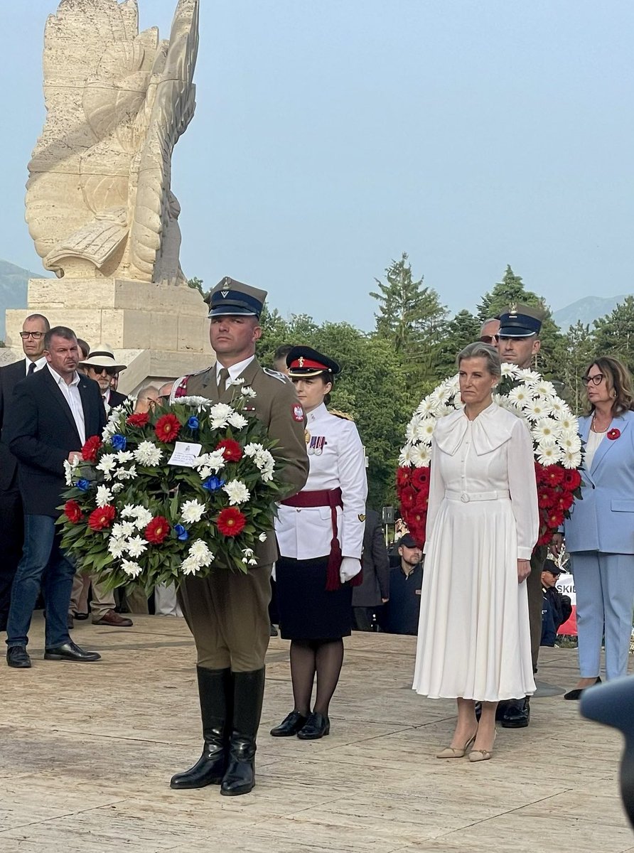 ✨ NEW (engagement on the 18th of May) The Duchess of Edinburgh took part in a ceremony at the Polish Memorial to mark the 80th anniversary of the end of the Battle of Monte Cassino 🇮🇹🇬🇧 #SophieinItaly 📸Ed Llewellyn ⤵️