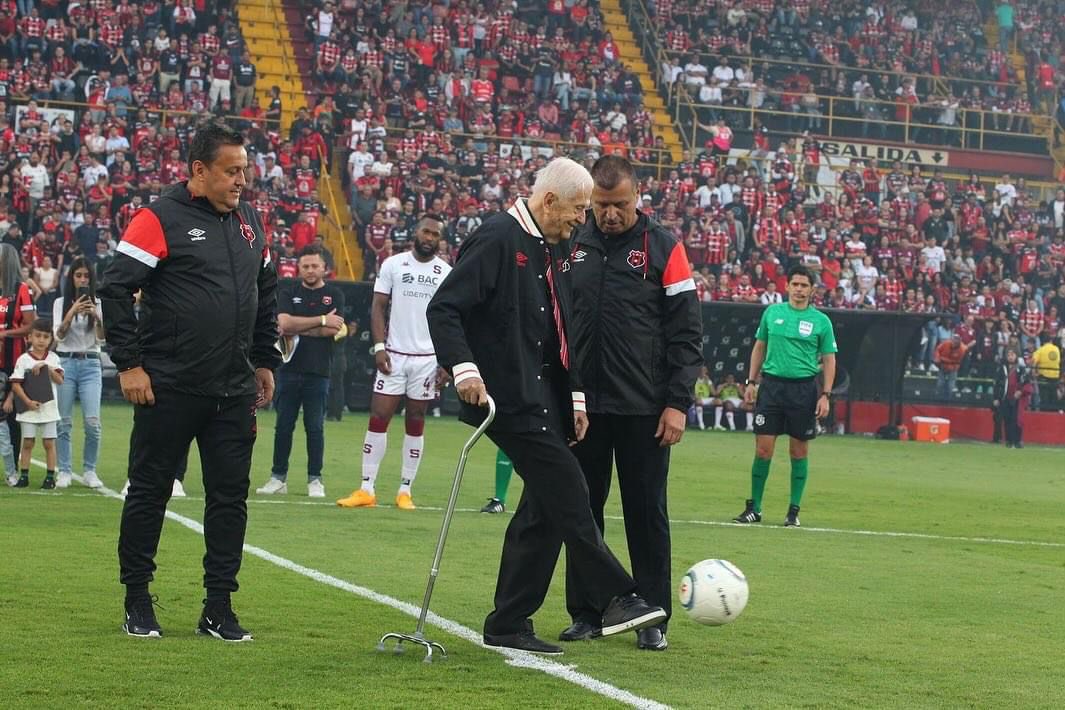 Liga Deportiva Alajuelense confirma el fallecimiento de exdirector tecnico, don Ivan Mraz, campeón como DT manudo en 1980 y 1991.
#futbol