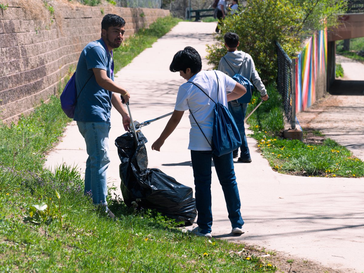 DenverZoo's tweet image. Today is National River Cleanup Day, a day of action dedicated to help keep our rivers and waterways free of debris. These students are part of a special conservation and cultural exchange to protect our planet's precious wildlife.
#NationalRiverCleanupDay #DenverZoo