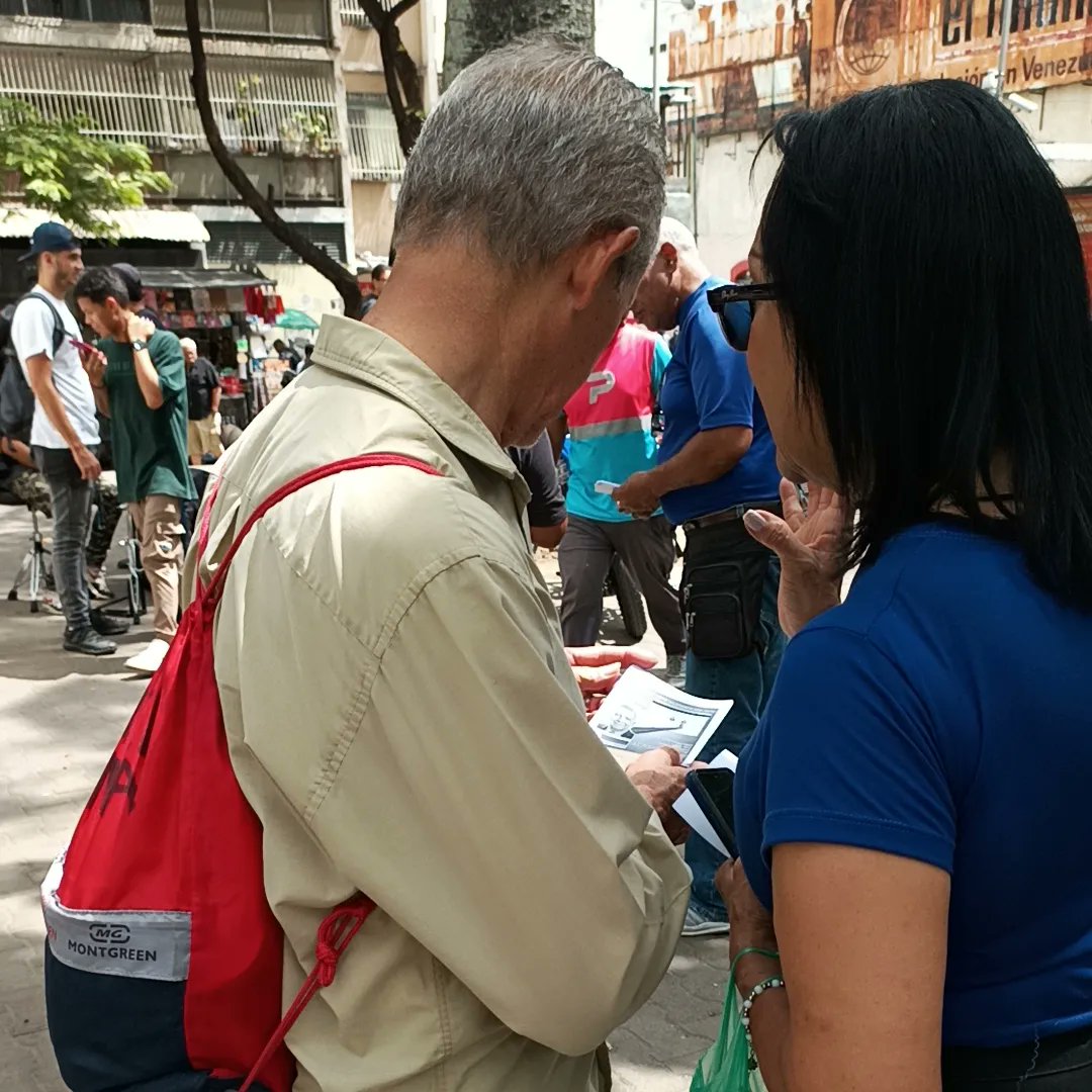 UNT_Caracas's tweet photo. La gente de la casita azul #18Mayo sigue en movimiento. Desde La Parroquia Candelaria, llevando el mensaje de UNIDAD , esperanza a cada corazón con entusiasmo y alegría del candidato a la Presidencia. @EdmundoGU
VIENE UN NUEVO TIEMPO PARA VENEZUELA 
 #ConEdmundoAlaVictoria https://t.co/UYS3nAJTdm