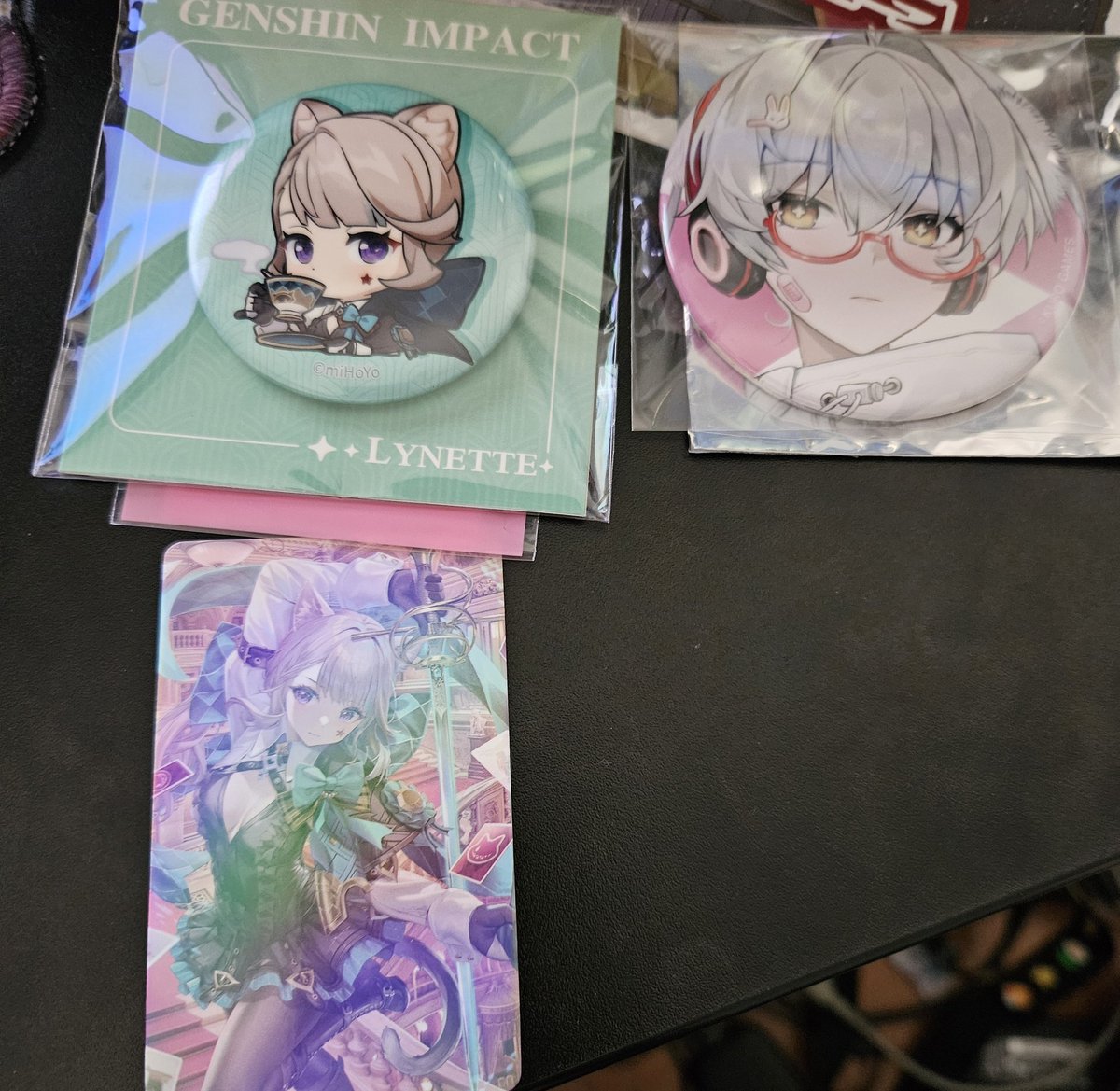 Got more badges for the collection. One of the vendors gave me that Lynette card for free which was hype. The other thing is a Luna badge from this limited Pgr collab I tried to find merch of and that's all I could snag.
