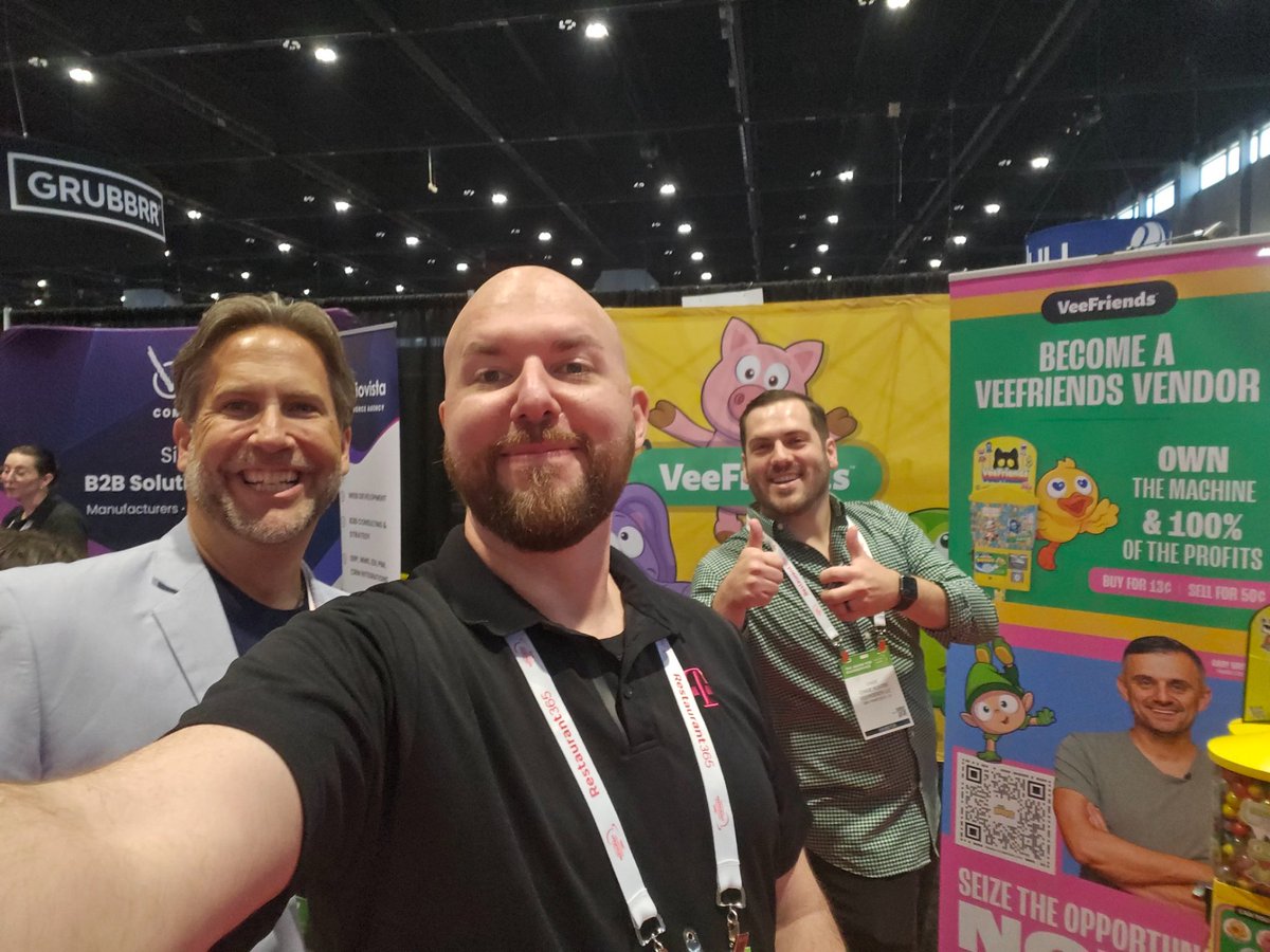 The_ChatMan's tweet photo. I ran into some new @veefriends at the show too! 

Imagine what will happen once @garyvee finds @thearena ... ! 👀 

#SocialFi #TheArena #CreatorEconomy #WorkHardPlayHard #TheChatMan https://t.co/jbA67slj86
