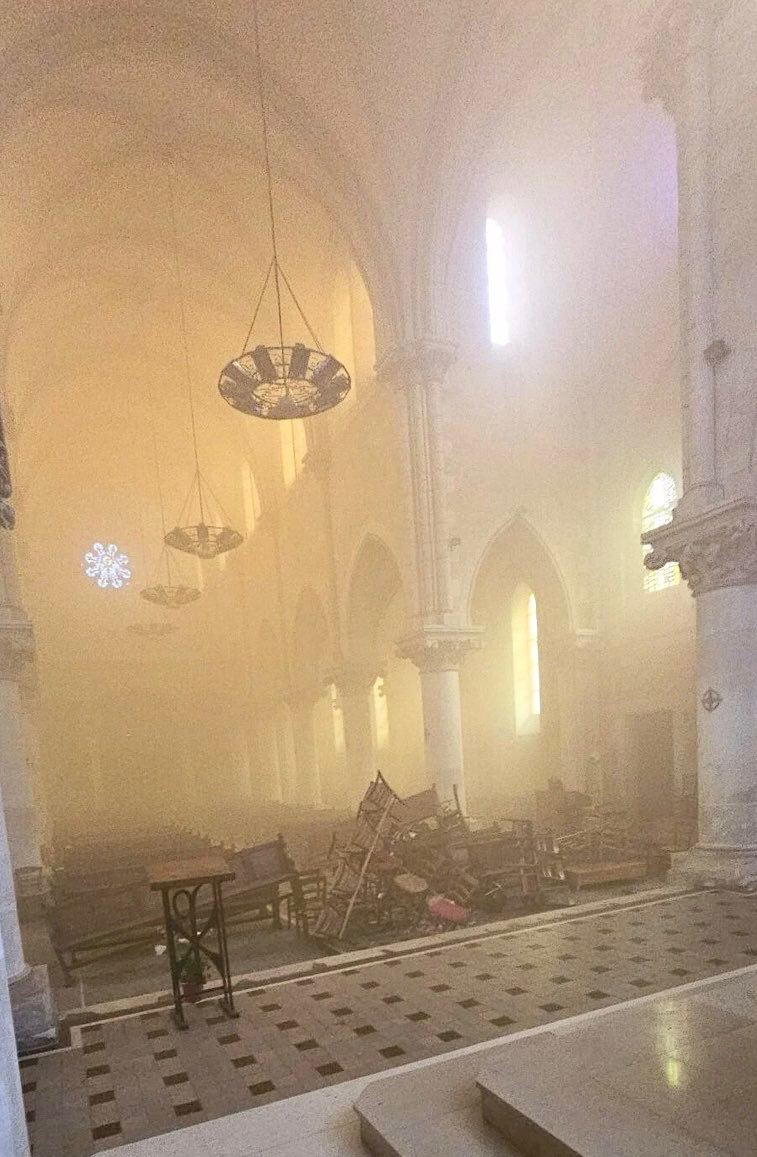 Église Sainte-Thérèse de Poitiers incendiée et la Sainte Vierge décapitée. En république française, les attaques contre le catholicisme sont ordinaires