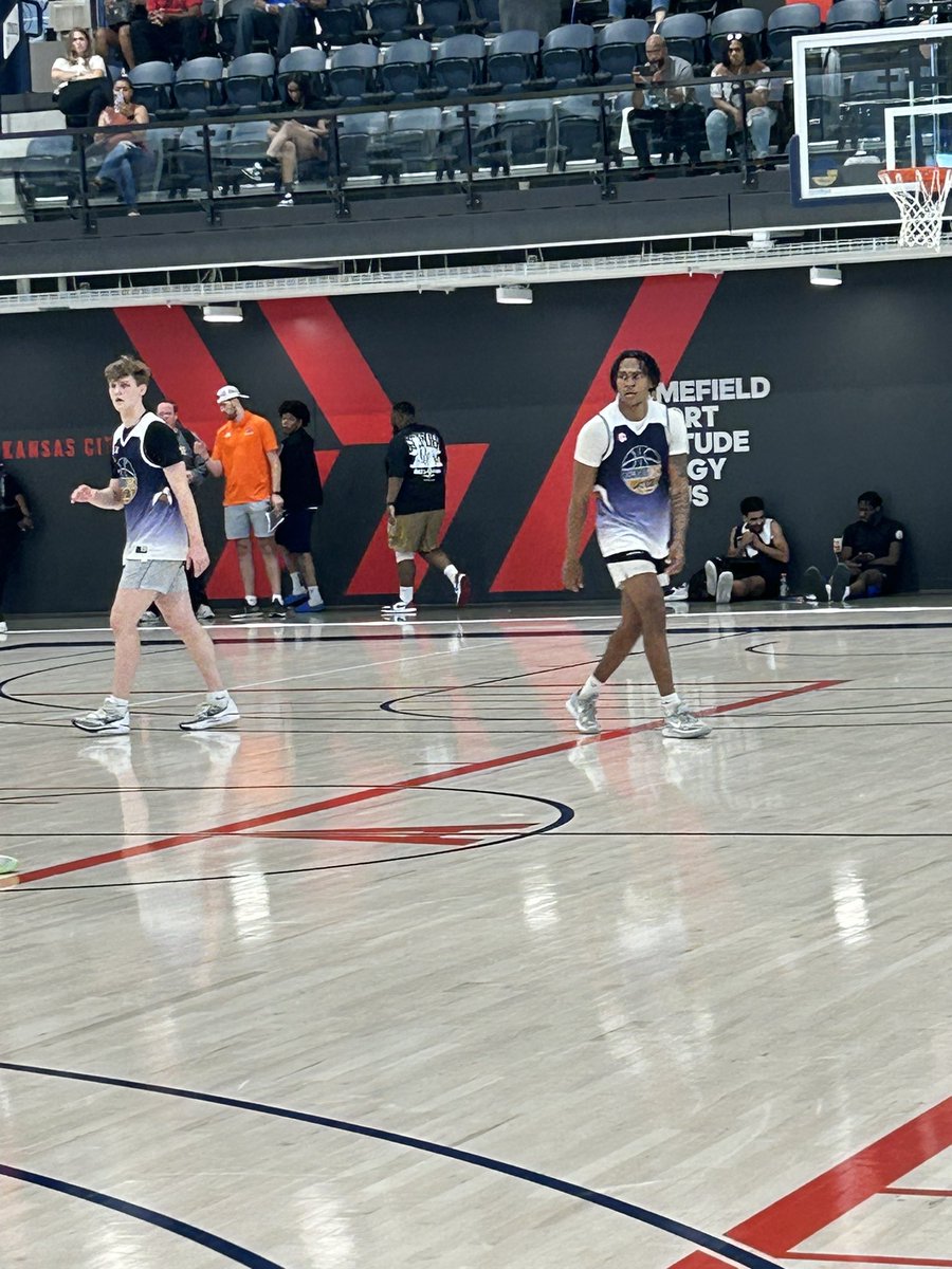 A couple of former KS High School standouts <a href="/TheKidDayDay/">Jaron Briggs Jr</a> and <a href="/WingAidan/">Aidan Wing</a> taking the floor together for the Juco Showcase.

Briggs Jr (Cloud County): Athletic scoring guard

Aidan Wing (Butler): Versatile wing 

#RLLive
<a href="/RL_HoopsJUCO/">RL_HoopsJUCO</a> 
<a href="/RL_Hoops/">RecruitLook Hoops</a>